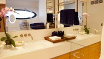 Adastra Yacht - master bathroom